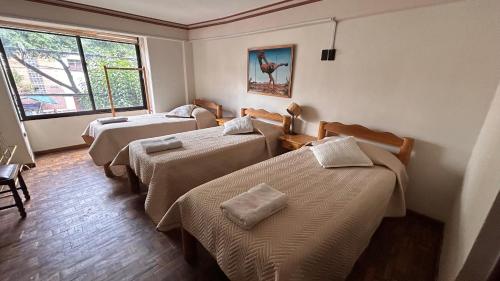 Postel nebo postele na pokoji v ubytování Cretassic Hostal