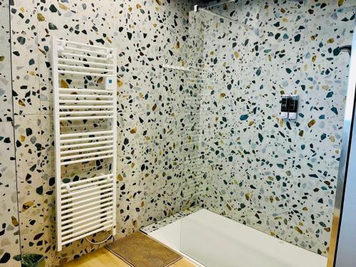 a bathroom with a room with a wall covered in flowers at Appartement cosy ambiance Palm Spring dans résidence avec piscine 4 pers 2 chambres in Neuf-Mesnil