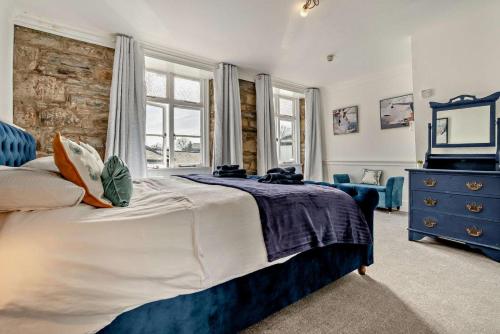 a bedroom with a large bed and a blue dresser at 9 Bed in St. Agnes oc-port20 in St. Agnes