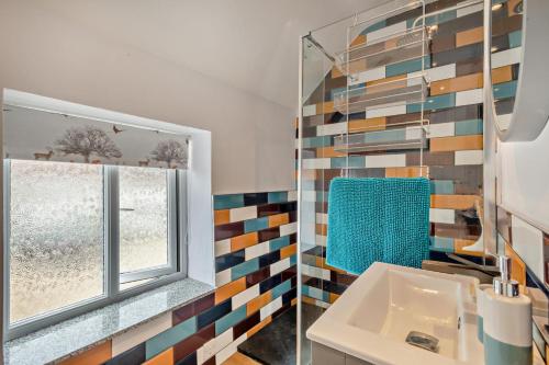 a bathroom with a sink and a window at 2 Bed in Bodham oc-t27775 in Bodham
