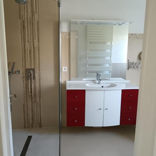 Villa Bianca في كاري-لو-رويه: حمام مزود بحوض ومِرآة