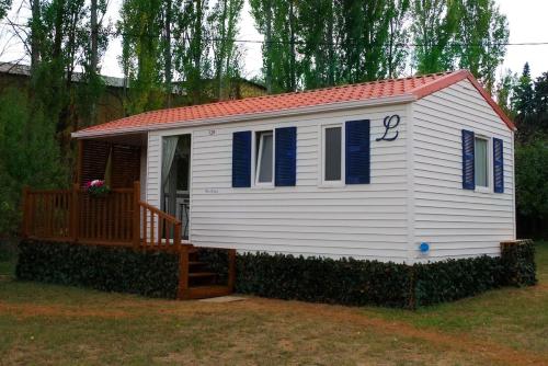 Mobil-home lumineux et climatisé avec piscine et jardin cadre paisible pour famille ou couple