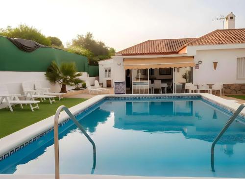 Chalet de Lujo con Piscina Privada cerca de Sevilla