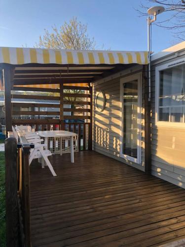 Bungalow spacieux avec piscine partagée à Châteauneuf-de-Galaure