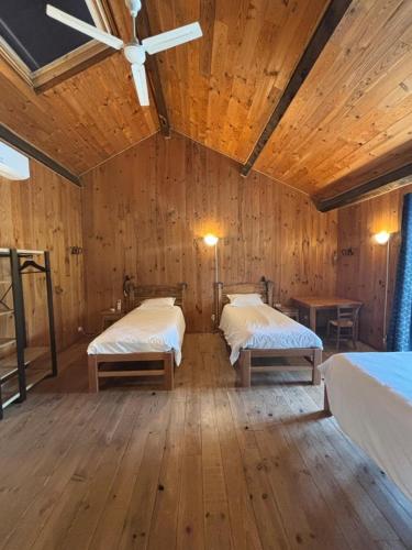 Postel nebo postele na pokoji v ubytování le saloon