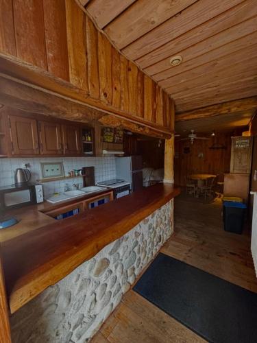Kuchyň nebo kuchyňský kout v ubytování le saloon