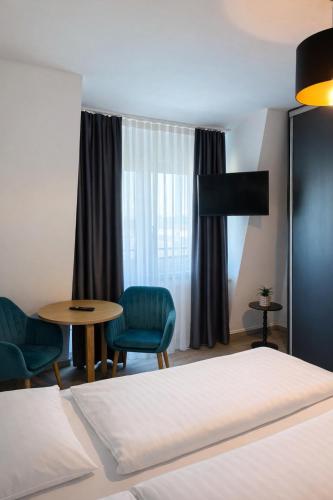 Un pat sau paturi într-o cameră la Hotel Triangle