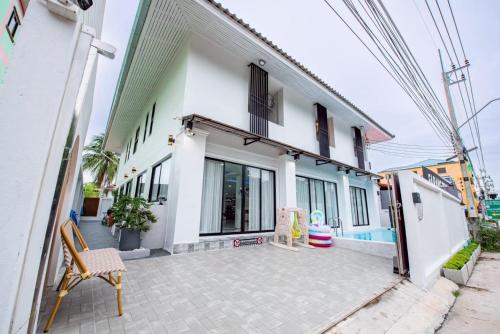 a view of the outside of a house at Tata pool villa pattaya in Jomtien Beach