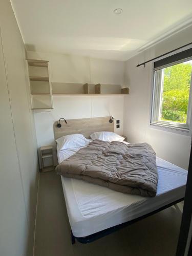 En eller flere senge i et værelse på camping des crocs