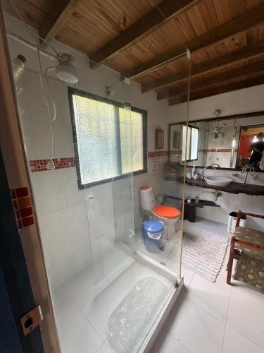 a bathroom with a shower and a sink at Ingenia Casa Hostal in Palmira