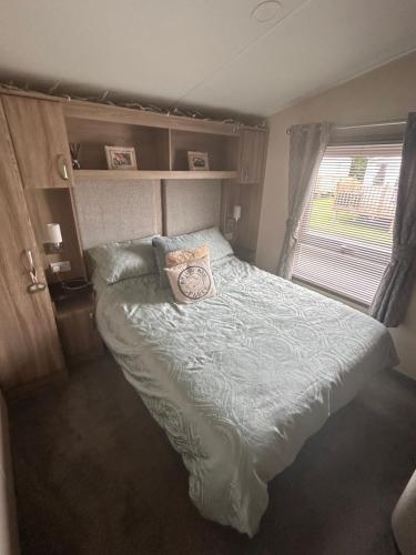 a bedroom with a bed with a pillow on it at Sunset retreat in Crowle