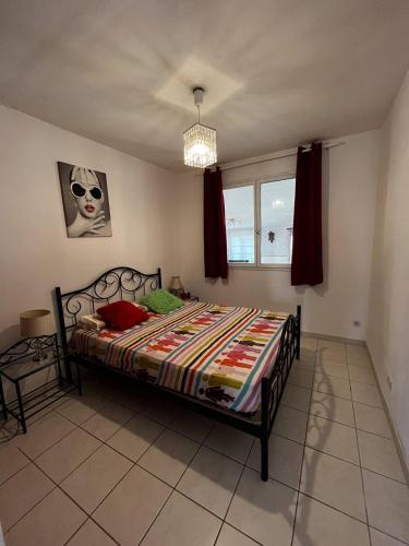 Maison de vacances moderne et pratique : WiFi, clim, parking et cour privée