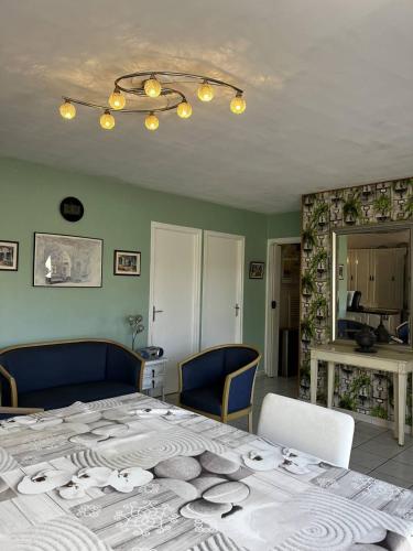 Maison de vacances moderne et pratique : WiFi, clim, parking et cour privée