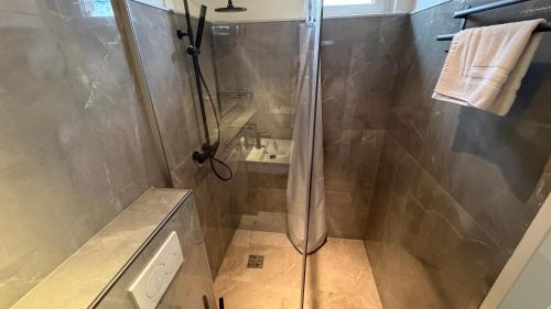 a bathroom with a shower and a sink at J&R Gästezimmer Kassel in Niestetal