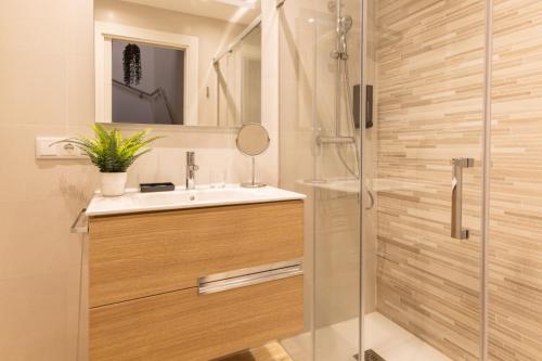 a bathroom with a sink and a shower at La casina de la alberca in La Alberca