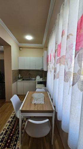 une pièce avec une table et des chaises et une cuisine dans l'établissement Arditi's Guesthouse, à Shkodër