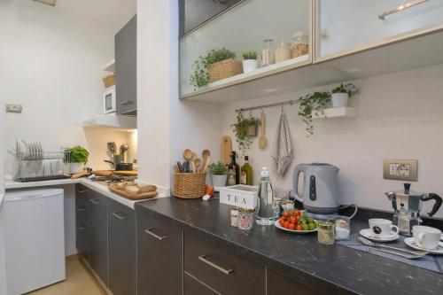 Family Apartment, Duomo 12 min Walk, 5 Guests, Near Covered PARKING