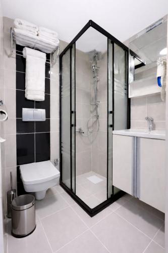 ein Badezimmer mit Dusche, Toilette und Waschbecken in der Unterkunft Zebra Hotel Buca in Izmir