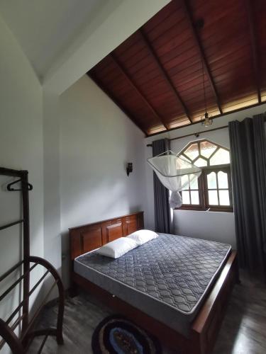 a bedroom with a bed and a window at Villa Rina in Kottagoda