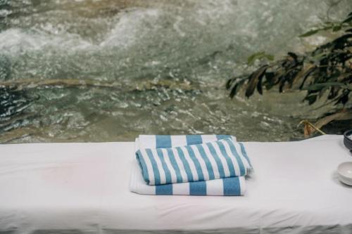 a blue and white towel sitting on top of a table at Jardim da Amazônia Lodge in Sao Jose do Rio Claro