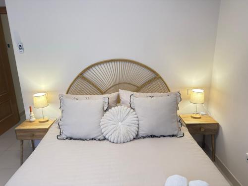a bedroom with a bed with pillows and two lamps at Apartamento céntrico junto paseo, playas y zonas de interés!! in Águilas