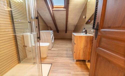 a small bathroom with a toilet and a sink at el Niuet All in All