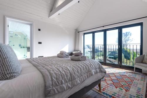 a bedroom with a bed with two stuffed animals on it at 5 Bed in Walberswick oc-lev in Walberswick