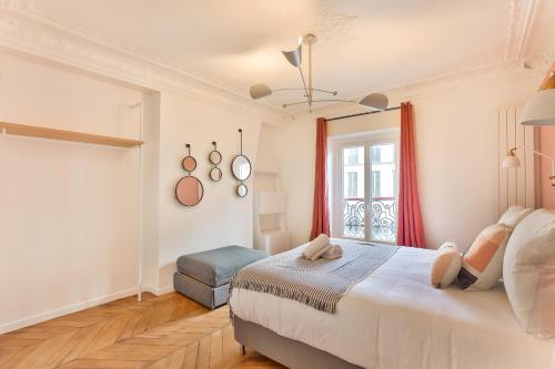 UrbanFlat 99 - Beautiful 6 BDR Apartment in the center of Paris