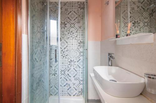 a bathroom with a shower and a sink at Emi&Marti House in Mozzecane