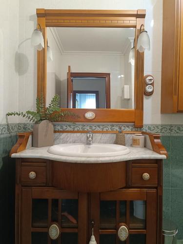 a bathroom with a sink and a mirror at Casa Mari Carmen in Salas