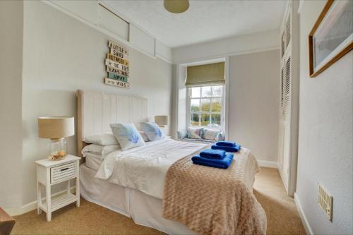 a bedroom with a bed with blue towels on it at 2 Bed in Blakeney oc-1805 in Blakeney