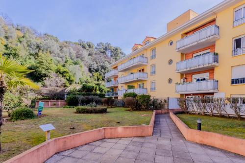 Modern and peaceful flat with terrace and parking