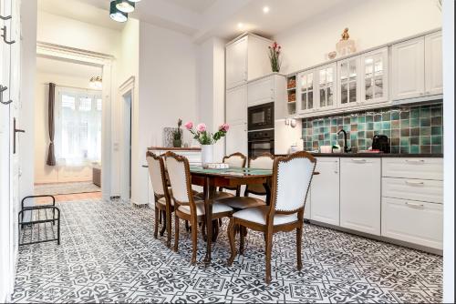 Broadway Residence with 3 bedrooms & 2 bathrooms