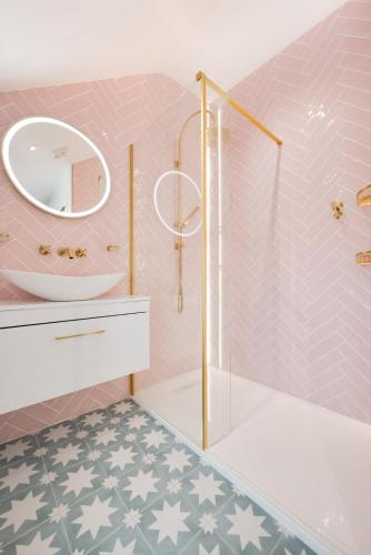 a bathroom with a white sink and a mirror at 2 Bed in Newlyn oc-oldbak in Newlyn