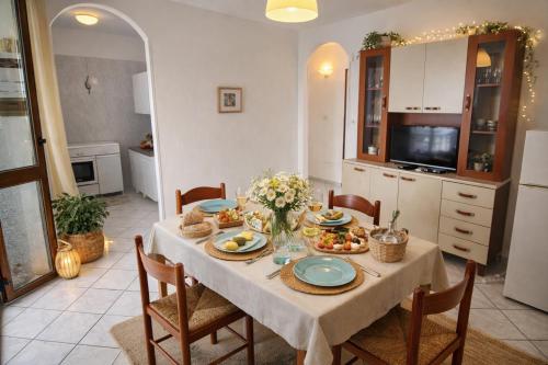 a table with plates of food on it in a kitchen at Casa Saracino 3 - Semplicità Mediterranea in Marina di Pescoluse