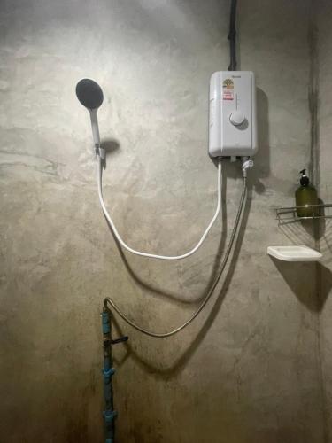 Eine Waschmaschine ist an einer Wand befestigt. in der Unterkunft A.P.guesthouse in Ko Mak