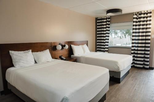 a hotel room with two beds and a window at Dutch Wonderland Inn in Lancaster