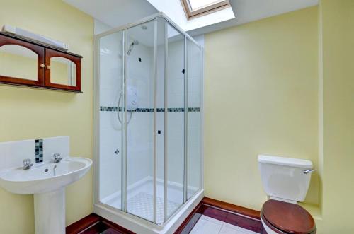a bathroom with a shower and a toilet and a sink at 3 Bed in St Columb oc-trembl in Saint Mawgan