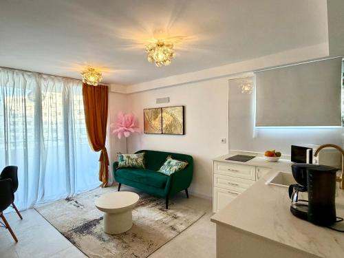 The golden cage 1 bedroom Apt with pool