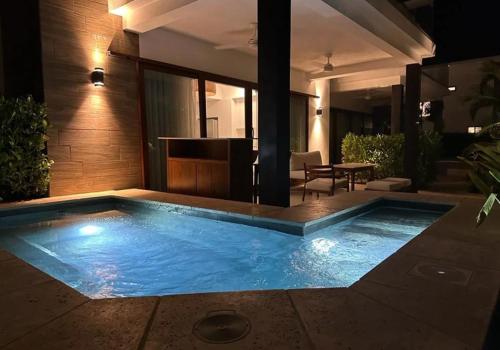 Villas LM Monterrico H12 - Piscina detrás de la villa, incluye jacuzzi - puede rentarse junto con H8