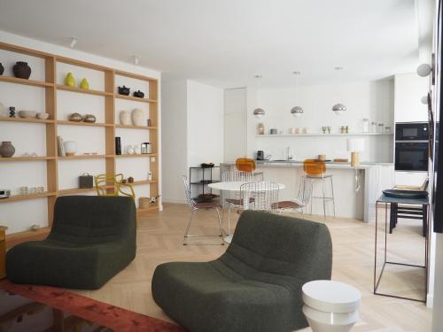 Beautiful bright apartment near Champs Elysées