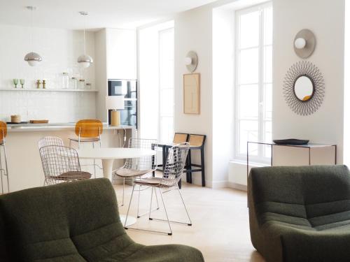 Beautiful bright apartment near Champs Elysées