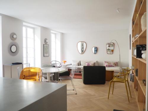Beautiful bright apartment near Champs Elysées