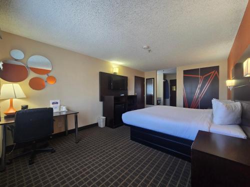 a hotel room with a large bed and a desk at Howard Johnson by Wyndham Williams in Williams