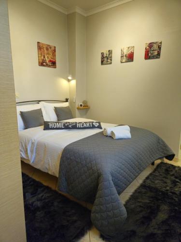 a bedroom with a bed with a large bedspread at B&M Cozy Corner in Igoumenitsa