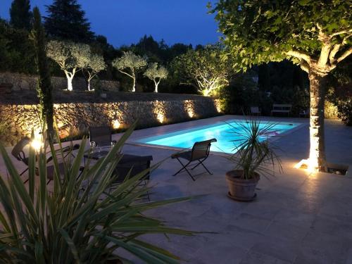 Villa Jane في لو كاستليت: مسبح مضاء في حديقة ليلاً
