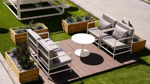 an overhead view of a patio with chairs and a table at Coral Los Alisios in Los Cristianos