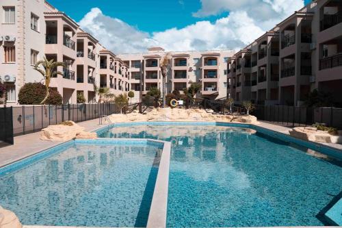 Sunshine Royal Seacrest- Prime Location Paphos with Pool