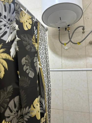 a shower curtain in a bathroom with a window at Appartement Bissau in Dakar