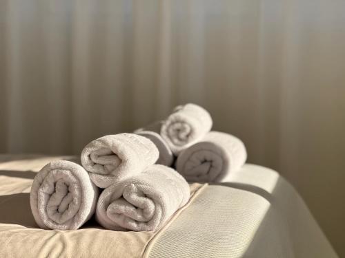 a pile of towels sitting on top of a bed at Apartamentos Las Mereras in Fuente Palmera